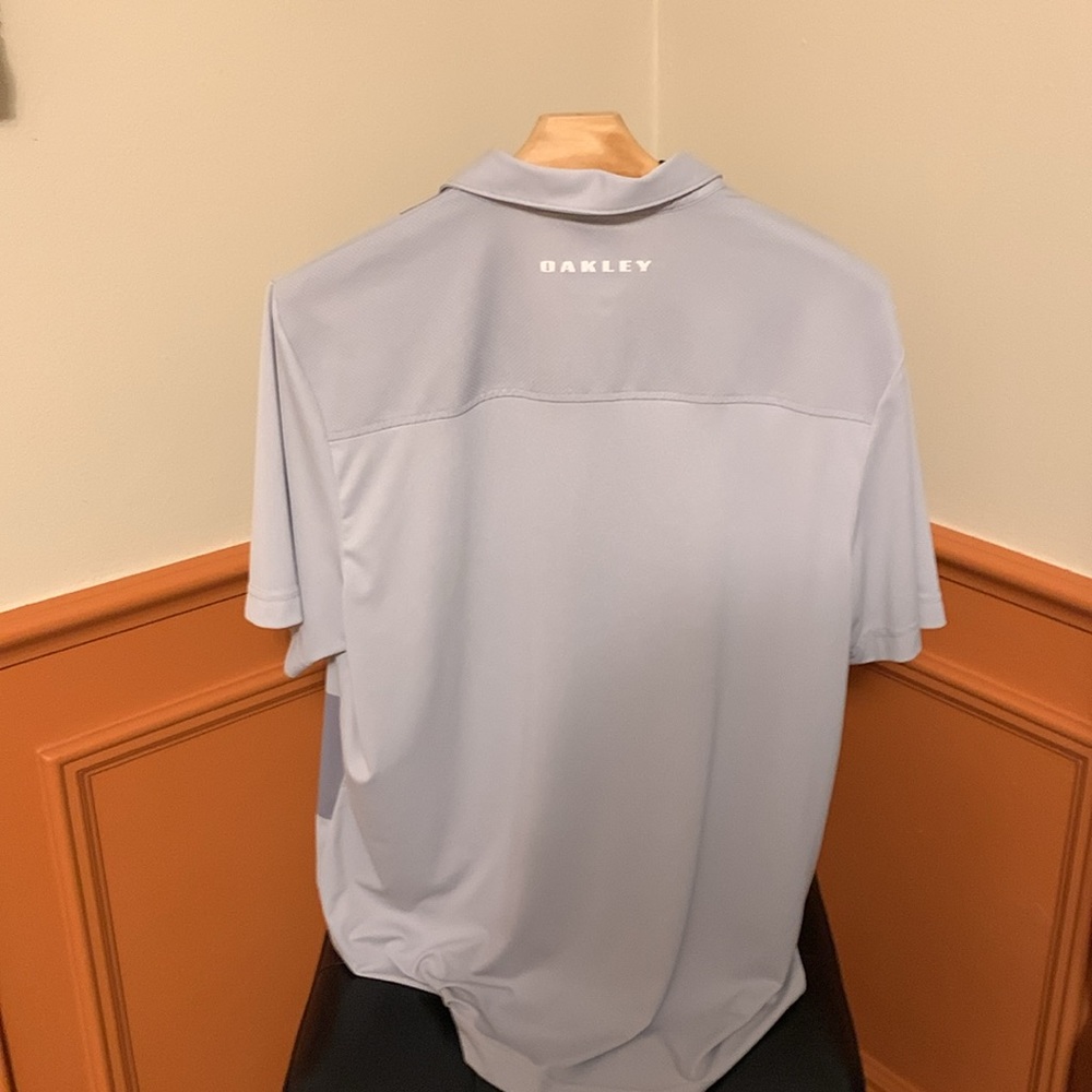 Oakley Men’s Large 2 Button Polo/ Golf Shirt. Short Sleeve, Moisture Wicking - Picture 3 of 5